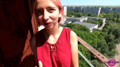 دانش آموز حسی یک غریبه را در بیرون می مکد - تقدیر روی صورتش